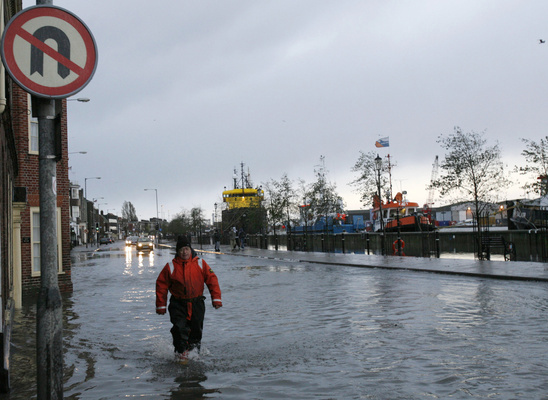 Un hombre camina por Great Yarmouth Un hombre camina por Great Yarmouth
