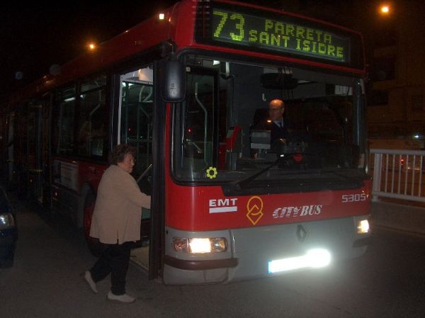 El bus 73 llega a la parada. El bus 73 llega a la parada.