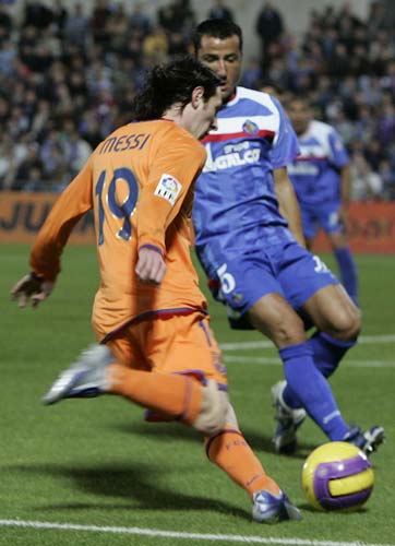 Messi ante Mario Álvarez, del Getafe Messi ante Mario Álvarez, del Getafe