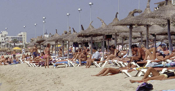turistas en playas de mallorca. turistas en playas de mallorca.