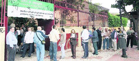 Colas de madrugada para solicitar una plaza de ‘parking’ en Miraflores Colas de madrugada para solicitar una plaza de ‘parking’ en Miraflores