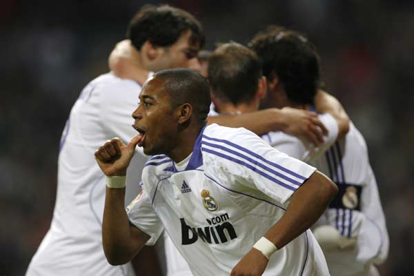 Robinho y otros internacionales del Madrid celebran un gol al Mallorca Robinho y otros internacionales del Madrid celebran un gol al Mallorca