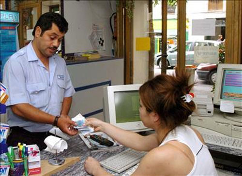 Un hombre entrega un giro postal Un hombre entrega un giro postal