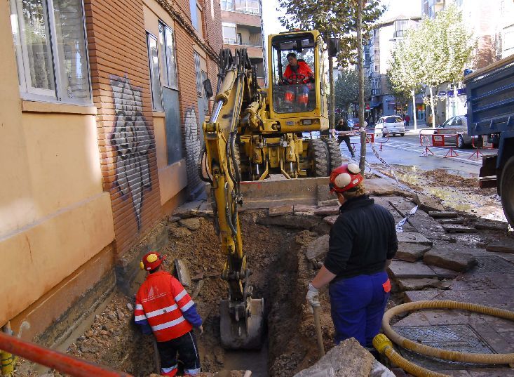 Obreros trabajando en la reparación del reventón. Obreros trabajando en la reparación del reventón.