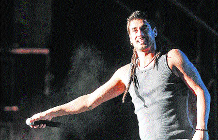 Melendi la lía en un avión y acaba en comisaría Melendi la lía en un avión y acaba en comisaría