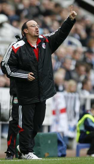 Rafa Benítez dirige al Liverpool desde la banda. Rafa Benítez dirige al Liverpool desde la banda.