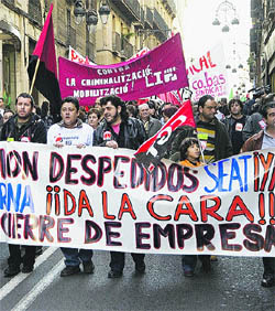 Més de 400 persones protesten contra els comiats a l’automoció Més de 400 persones protesten contra els comiats a l’automoció