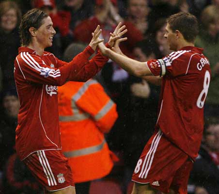 Torres y Gerrard celebran el gol del español al Bolton. Torres y Gerrard celebran el gol del español al Bolton.