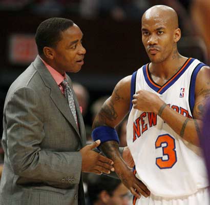 Isiah Thomas charla con Marbury durante el partido contra los Suns. Isiah Thomas charla con Marbury durante el partido contra los Suns.