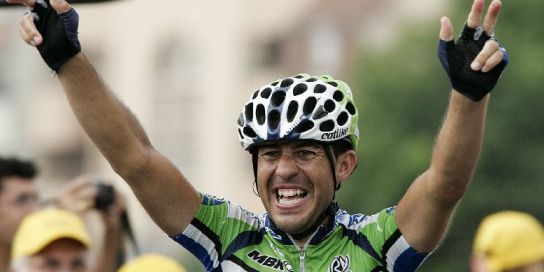 Juan Miguel Mercado celebra su victoria en la meta de Pau del Tour 2006 Juan Miguel Mercado celebra su victoria en la meta de Pau del Tour 2006