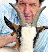 José María Pou, con ‘La cabra’, en Molina José María Pou, con ‘La cabra’, en Molina