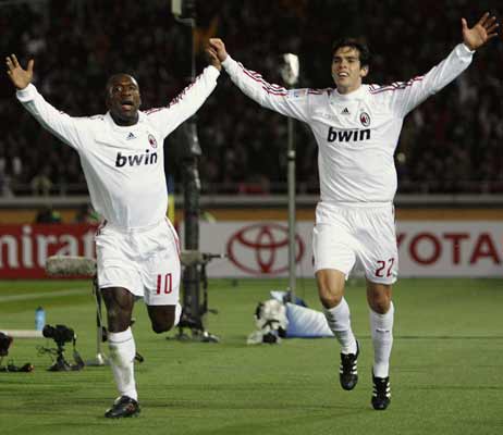 Seedorf y Kaká celebran el pase a la final del Mundial de Clubes. Seedorf y Kaká celebran el pase a la final del Mundial de Clubes.