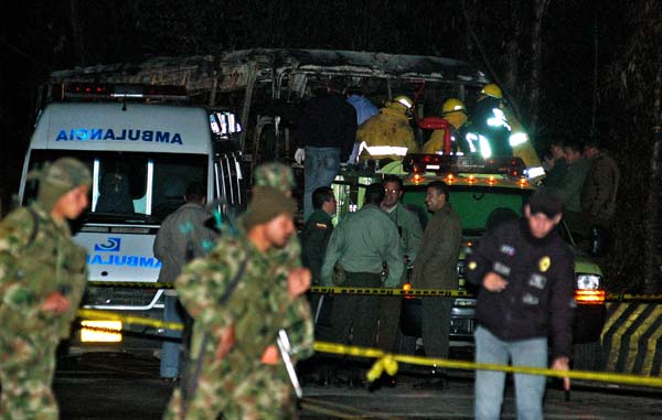 Autobús incendiado en Colombia Autobús incendiado en Colombia