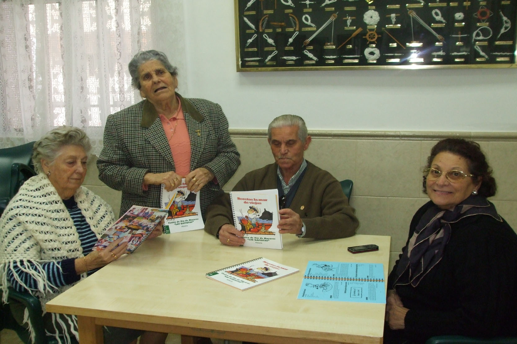Algunas de las personas mayores que han elaborado el libro Algunas de las personas mayores que han elaborado el libro