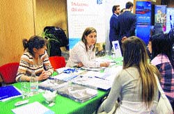 Estudiantes en busca de consejo Estudiantes en busca de consejo
