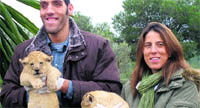 Padrinos de mucha altura para dos jóvenes leones Padrinos de mucha altura para dos jóvenes leones