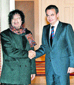 El Rey y Zapatero reciben a Gadafi en su primera visita oficial El Rey y Zapatero reciben a Gadafi en su primera visita oficial