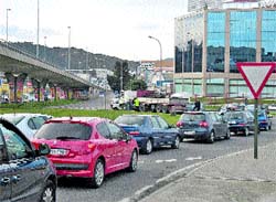 Colapso en A Grela al perder un camión parte de la carga que transportaba Colapso en A Grela al perder un camión parte de la carga que transportaba