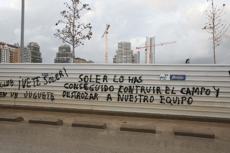 Pintadas contra Soler y Koeman en Mestalla Pintadas contra Soler y Koeman en Mestalla