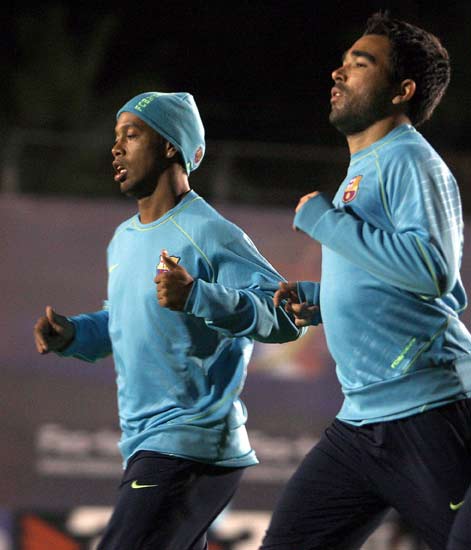 Ronaldinho y Deco corren durante el entrenamiento del Barcelona Ronaldinho y Deco corren durante el entrenamiento del Barcelona