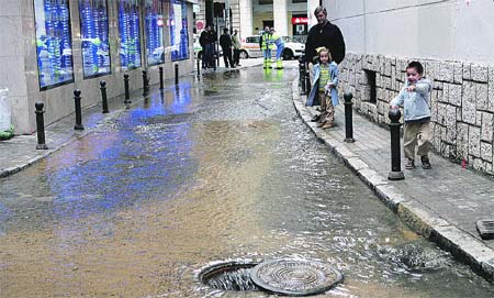 Un escape de agua hunde en Los Remedios el suelo de un pasaje comercial Un escape de agua hunde en Los Remedios el suelo de un pasaje comercial