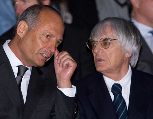 Dennsi charla con Bernioe Ecclestone durante la presentación del nuevo McLaren Dennsi charla con Bernioe Ecclestone durante la presentación del nuevo McLaren