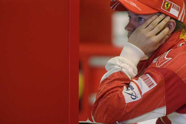 Kimi Raikkonen,en el box del circuito de Jerez Kimi Raikkonen,en el box del circuito de Jerez