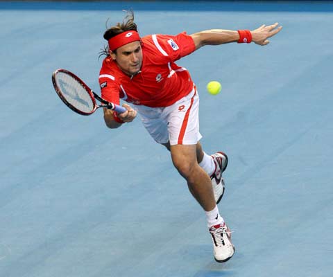 David Ferrer devuelve una pelota a Juan Carlos Ferrero David Ferrer devuelve una pelota a Juan Carlos Ferrero