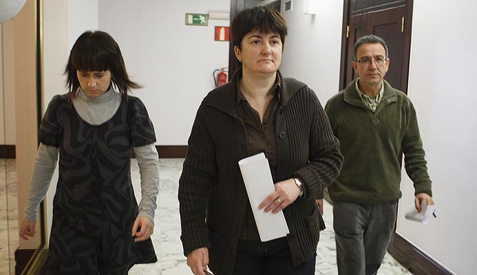 Los parlamentarios de EHAK-PCTV Ane Auzmendi, Nekane Erauskin y Julián Martínez (de i a d) Los parlamentarios de EHAK-PCTV Ane Auzmendi, Nekane Erauskin y Julián Martínez (de i a d)