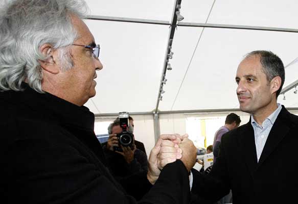 Flavio Briatore saluda en Cheste al presidente de la Generalitat valenciana, Francisco Camps Flavio Briatore saluda en Cheste al presidente de la Generalitat valenciana, Francisco Camps