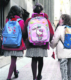 El uniforme escolar impide a las niñas vestir pantalón El uniforme escolar impide a las niñas vestir pantalón