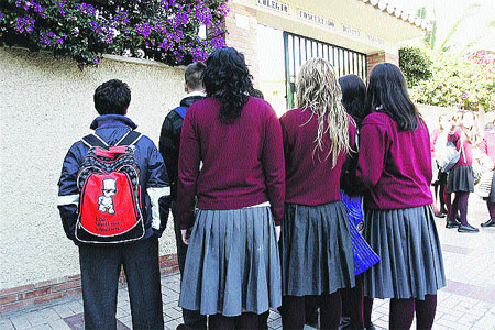 Un colegio obliga a llevar uniforme a pesar de que está prohibido Un colegio obliga a llevar uniforme a pesar de que está prohibido
