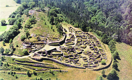 El castro de Coaña es del siglo IV a. C. El castro de Coaña es del siglo IV a. C.