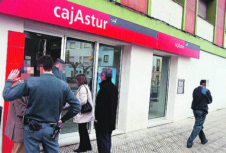 Atracan un banco en Piloña y roban 30.000 € armados con pistolas Atracan un banco en Piloña y roban 30.000 € armados con pistolas