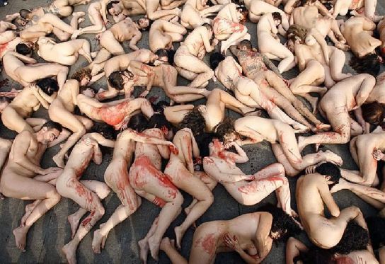 Desnudo contra las pieles en Barcelona, convocado por Anima Naturalis. Desnudo contra las pieles en Barcelona, convocado por Anima Naturalis.