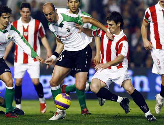 Colsa protege el balón ante el acoso de Aduriz, del Athletic. Colsa protege el balón ante el acoso de Aduriz, del Athletic.