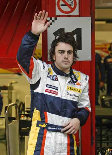 Fernando Alonso saluda Fernando Alonso saluda