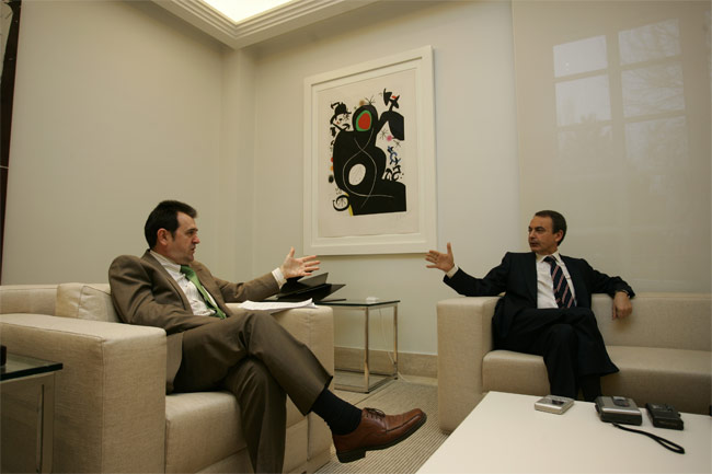 El director de 20minutos, Arsenio Escolar, y el presidente del Gobierno, J. L. Rodríguez Zapatero, durante la entrevista. (JORGE PARÍS) El director de 20minutos, Arsenio Escolar, y el presidente del Gobierno, J. L. Rodríguez Zapatero, durante la entrevista. (JORGE PARÍS)