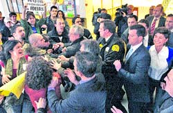 Independentistas tratan de reventar una charla de San Gil en Santiago Independentistas tratan de reventar una charla de San Gil en Santiago