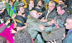 Estudiantes gallegos contra María San Gil Estudiantes gallegos contra María San Gil