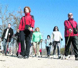 Marcha nórdica en la orilla del Pisuerga