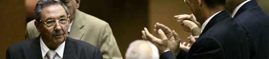 Raúl Castro saluda a su llegada al congreso. Raúl Castro saluda a su llegada al congreso.