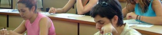 Alumnos en un examen Alumnos en un examen