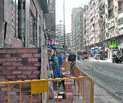 Una rampa de acceso en la acera Una rampa de acceso en la acera