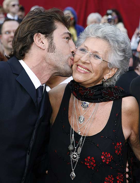 Javier Bardem besa a su madre, Pilar, al llegar a los Oscar. Javier Bardem besa a su madre, Pilar, al llegar a los Oscar.