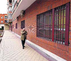 Dos ventanas son la única salida de emergencia en un centro de salud Dos ventanas son la única salida de emergencia en un centro de salud