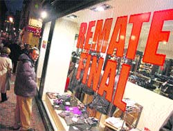 Las tiendas venden un 15% más en rebajas con precios a la mitad Las tiendas venden un 15% más en rebajas con precios a la mitad