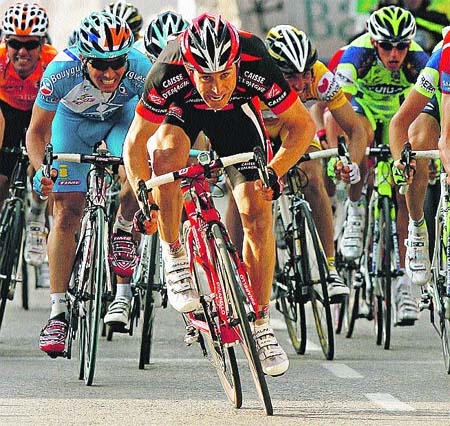 Contador se deja ver en la subida al Garbí Contador se deja ver en la subida al Garbí
