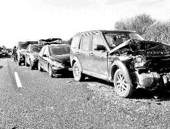 56 heridos al colisionar casi un centenar de coches en la A-5 56 heridos al colisionar casi un centenar de coches en la A-5