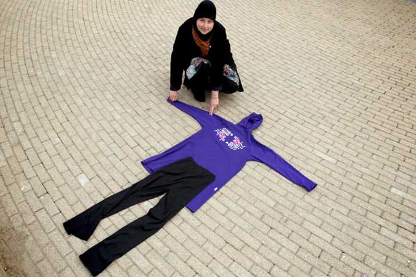 Una usuaria enseña su 'burkini' Una usuaria enseña su 'burkini'